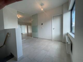 Zeer ruim, lichtrijk, energiezuinig, centraal gelegen duplex appartement met 3 slaapkamers, terras en tuin, midden in het centrum van Wiekevorst.

Indeling:
- Gelijkvloers: inkomhal met toegang naar de kelder.
- Eerste verdieping: inkomhal, living, ingerichte keuken, slaapkamer, wasplaats, apart toilet, terras met trap naar de tuin.
- Tweede verdieping: nachthal, 2 slaapkamers en badkamer.
Geen gemeenschappelijke kosten.
Onmiddellijk beschikbaar.
Info/plaatsbezoek 0473/245102 of info@vandenvonder-decat.be.
 