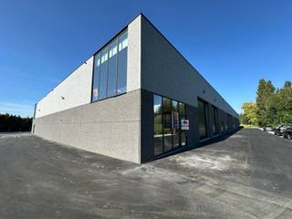 Nieuwbouw KMO-unit met een oppervlakte van 223 m² en 26 m² mezzanine te koop vlak bij de Meensesteenweg met een onmiddellijke verbinding naar de...