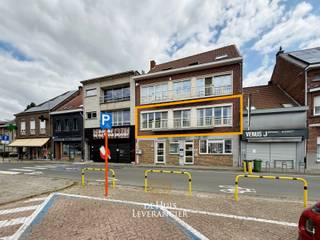 Zoekt u een plek waar u rustig en comfortabel kunt wonen, met alles op wandelafstand? Dit lichte en praktisch ingedeelde appartement van zo’n 100 m² aan de Heideplaats in Niel biedt precies het gemak dat u zoekt. Het gebouw beschikt over een lift en de woning zelf is drempelloos, met een ruime woonkamer waar veel daglicht binnenvalt en waar uw vertrouwde meubels moeiteloos een plek krijgen. Achteraan geniet u op het privéterras met zonnescherm van een fijne en rustige buitenruimte. Doordat het gebouw slechts drie units telt, woont u bovendien in een klein en rustig complex.<br /><br />De ligging in het dorpscentrum is ideaal. Bakkers, een supermarkt, de apotheek en terrasjes liggen allemaal vlakbij. Daarnaast heeft u een uitstekende verbinding richting Antwerpen, Mechelen, Brussel en Gent, wat ook handig is voor bezoek van (klein)kinderen.<br /><br />Wie verhuist naar een appartement is vaak bang om opbergruimte te verliezen, maar dat is hier absoluut niet het geval. Naast de berging in het appartement zelf (met aansluiting voor uw wasmachine en droogkast) heeft u nog een handige privéberging in de inkomhal voor bijvoorbeeld een fiets, én een extra ruime kelderberging voor spullen die u minder vaak nodig heeft.<br /><br />Ook bouwtechnisch kiest u voor zekerheid. Het appartement is asbestveilig en heeft een gunstig energielabel C dankzij een individuele condenserende gasketel, wat zorgt voor een aangenaam binnenklimaat en een beheersbare energiefactuur.<br /><br />Kortom, een fijn en onderhoudsvriendelijk thuis op een centrale plek. Wens u het appartement zelf te bekijken? Neem gerust contact met ons op voor een rondleiding ter plaatse.<br /><br />Bel ons nu!<br /><br />EPC :  216 kWh/m<sup>2</sup> (Label C)<br />Stedenbouwkundige inlichtingen in aanvraag<br />Waterinfo : P-Score = A, G-Score = A<br /><br />Dit is niet wat je zoekt ? Al gehoord van AANKOOPBEGELEIDING ?   Wij zoeken, bezoeken en onderhandelen mee met jou voor eigendommen die worden aangeboden door particulieren, andere makelaars of eigendommen die zelfs (nog) niet te koop staan?<br />Vraag meer informatie over aankoopbegeleiding via welkom@dehuisleverancier.be of 0489/069.000<br /><br />de Huisleverancier : Persoonlijk, voor iedereen Service, Kwaliteit en Vertrouwen !