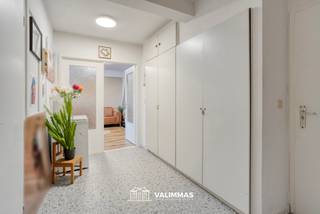 VALIMMAS verkoopt dit welgelegen en gerenoveerd appartement met ruim terras en kelder. Het appartement bevindt zich op de 4de verdieping (met...