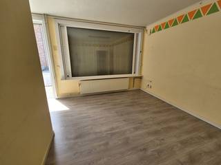 <p>Veelzijdige handelshuur-/praktijkruimte (horeca niet toegestaan)<br /><br />Bent u op zoek naar een ruime en veelzijdige handels- of praktijkruimte? Dan is deze instapklare locatie zeker een bezoek waard.<br /><br />De handelsruimte beschikt over een verzorgde bureelruimte, een inkomhal met twee toiletten en een ruime polyvalente hal die tal van mogelijkheden biedt. Dankzij de grote opslagruimte is dit pand bijzonder geschikt voor ondernemingen die nood hebben aan extra stockageruimte.<br /><br />Gelegen in een rustige doodlopende straat geniet u van een vlotte bereikbaarheid en een aangename werkomgeving.<br /><br />Geschikt voor:<br />- Kantoor<br />- Vrij beroep of praktijk<br />- Showroom<br />- Atelier<br />- Dienstverlenende activiteiten<br />- Opslag- en logistieke activiteiten<br /><br />Mis deze kans niet en bel ons op het nummer 014 58 02 08 of neem contact op via info@immovl.be</p>