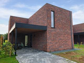 <p><span>Deze moderne nieuwbouwwoning is gerealiseerd aan de Leliestraat 23, een rustige doodlopende zijstraat van de Breden Els, nabij het centrum van Balen. Snelle verbinding naar Mol en Lommel.</span></p><p><span>De woning is momenteel bewoond, en is beschikbaar vanaf december 2026.</span></p><p><span>De woning heeft een ruime, lichte woonkamer met open keuken. </span></p><p><span>De leefruimte heeft dadelijk contact met de tuin. </span></p><p><span>Boven drie slaapkamers, bureauruimte en een badkamer met ligbad en douche.</span></p><p><span>Het perceel is ruim, 7 are 20 ca in open bebouwing. De woning is voorzien van zonnepanelen. EPC - 11 A+ woning</span></p><p><span>Voor een bezoek, bel voor een afspraak op 0475 811 815</span></p><p><span> </span></p>