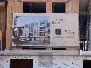 Ontdek de eigentijdse nieuwbouwresidentie Basile gelegen in de Astridlaan te Nieuwpoort. Dit stijlvol wooncomplex omvat 10 moderne energiezuinige appartementen, 2 handelsruimtes, garages & parkeerplaatsen gelegen in het centrum van Nieuwpoort op wandelafstand van alle winkels, de markt en de kaai. Energiezuinig project d.m.v. verwarming via warmtepompen & vloerverwarming. Keuze uit appartementen met 1, 2 of 3 slaapkamers. Mogelijkheid tot aankoop van autostaanplaats of garagebox. Prijzen vanaf 295000€. Reeds 50% verkocht! Verkooplastenboek & brochure in bijlage. Contacteer ons vrijblijvend voor een projectvoorstelling op kantoor.
