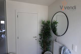 <p>Deze recente en energie zuinige woning betreedt u op het gelijkvloers via de lichte hal met gastentoilet. Via een glazendeur heeft u toegang naar de zonnige leefruimte met aansluitend een volledig geïnstalleerde eetkeuken. Vanuit de keuken en de leefruimte heeft u directe toegang naar de zuidwest georiënteerde tuin van 108m² inclusief een ruim terras van 50m². Op de verdieping treft u 3 ruime slaapkamers(19m², 14m² & 12m²), een apart toilet en een geïnstalleerde badkamer met inloopdouche. Ondergronds, inpandig, beschikt deze woning over 2 afgesloten parkeerplaatsen. Algemene kosten 150,-€/maand.</p>