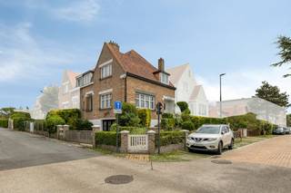 Au centre de La Panne, près du marché et à quelques pas de la mer, nous trouvons cette charmante maison à vendre. Cette maison peut être entièrement rénovée. L'emplacement central et le charme de la maison ne sont que quelques-uns des nombreux avantages. Vous recherchez un bien immobilier à La Panne ? Assurez-vous de continuer à lire.MISE EN PAGE :> Rez-de-chaussée :- Hall d'entrée- Espace de vie- Cuisine attenante avec accès à la terrasse et toilettes séparées- Espace de rangement> Premier étage :- Chambre 1- Chambre 2- Chambre 3- Salle de bain avec douche- Toilettes séparées> Loft> Garage intérieur spacieuxLe bien est proposé selon la formule Pre-sale. Le 04/07/2026 entre 10:00 et 12:30, vous pouvez visiter le bien sur rendez-vous et faire une offre. Le prix affiché est un prix indicatif. Pour plus d'informations, veuillez contacter le responsable du dossier.Ce bien est soumis à l'obligation de rénovation imposée par le gouvernement flamand pour les bâtiments résidentiels (sauf en cas de démolition dans les 5 ans suivant l'achat). Pour plus d'informations, veuillez consulter le site web de l'Agence flamande de l'Énergie et du Climat via https://www.vlaanderen.be/een-woning-kopen/renovatieverplichting-voor-residentiele-gebouwenRegistre des mesures: non