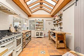 <p>Deze gerenoveerde woning is instapklaar en combineert modern comfort met een warme, huiselijke sfeer.</p>
<p>Indeling: Bij het binnenkomen vind je een inkomhal die toegang geeft tot de ruime leefruimte met een gezellige zithoek en eetruimte. De open, volledig geïnstalleerde keuken met lichtkoepel zorgt voor veel natuurlijke lichtinval en sluit aan op een praktische bijkeuken met badkamer. Op de verdieping bevinden zich drie slaapkamers en een zolder, ideaal als extra berging of hobbyruimte. Buiten zijn er twee staanplaatsen voor de deur en een aangename tuin waar het heerlijk vertoeven is.</p>
<p>Troeven: gerenoveerd, instapklaar, gunstig EPC (label C), parkeergelegenheid en tuin</p>
<p>Een ideale gezinswoning voor wie zonder zorgen wil verhuizen en genieten van modern wooncomfort in het hart van Aalbeke.</p>
<p>Bezoek na afspraak via feline@immobeguin.be</p>