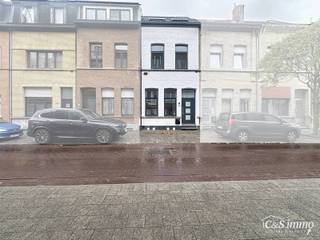 In een rustige straat, maar toch centraal gelegen, bevindt zich deze volledig gerenoveerde woning met onderhoudsvriendelijke tuin. De woning werd...