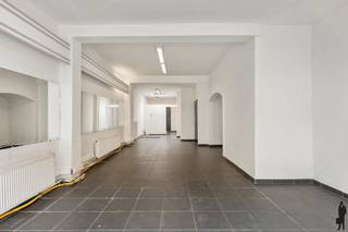 Gerenoveerd handelsgelijkvloers met triplex pal in het centrum van Kapellen! Ideaal als investeringseigendom!HandelsgelijkvloersOp de gelijkvloerse...