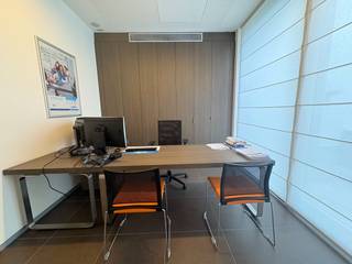 Instapklare en functionele kantoorruimte te huur in Wakken, ideaal voor vrije beroepen, consultancy, verzekeringen, boekhouding of andere administratieve activiteiten.<br /><br />De ruimte beschikt over een aparte inkom met wachtruimte en ontvangstbalie voor klanten, wat zorgt voor een professionele ontvangst.<br /><br />Indeling:<br />- Inkom met wachtruimte<br />- Ontvangstbalie / loketruimte<br />- 2 spreekkamers<br />- 3 bureauruimtes<br />- Vergaderzaal<br />- Kitchenette<br />- Toilet<br /><br />Extra troeven:<br />- Bureaumeubels inbegrepen<br />- Praktische inbouwkasten<br />- Gordijnen aanwezig<br />- Airconditioning<br />- Verwarming via energiezuinige lucht-lucht warmtepomp (elektriciteit)<br /><br />De kantoorruimte is volledig ingericht en onmiddellijk bruikbaar, wat een snelle opstart mogelijk maakt.<br /><br />Interesse of wens je een bezoek ter plaatse? Neem gerust contact op voor meer informatie.