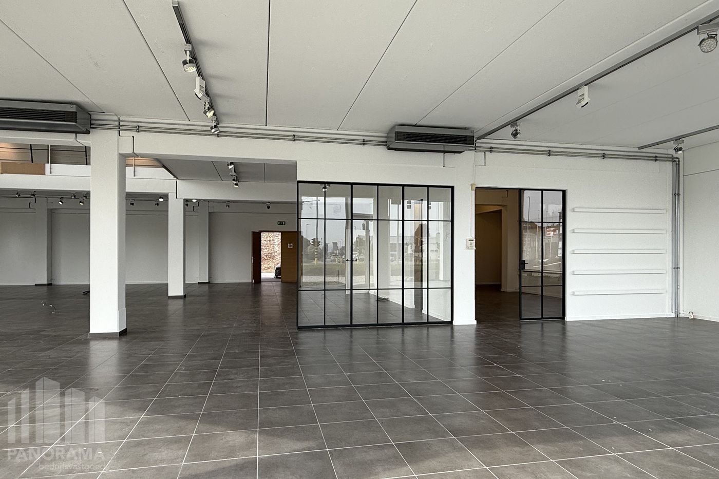 Bâtiment commercial polyvalent avec salle d'exposition, entrepôt et espace casco – À vendre à Sint-Pieters-Leeuw - photo 4