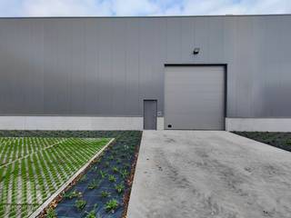 Nieuwe KMO-unit met een oppervlakte van 823 m². De nieuwe KMO-ontwikkeling '<strong>PORTIS</strong>' bestaat uit <strong>49 KMO-units </strong>met oppervlaktes tussen <strong>164 m² en 1.183 m²</strong> (eventueel samen te voegen tot grotere entiteiten).<br /><br />Deze unit is een combinatie van twee KMO-units die langs de achterkant met elkaar verbonden zijn en beschikt dus over twee sectionaalpoorten (4,50 x 4,80) en twee toegangsdeuren. De unit is opgebouwd uit een betonconstructie met als gevelbekleding een betonplint in combinatie met geïsoleerde sandwichpanelen.<br /><br />Bijkomend is deze unit, met een vrije hoogte van +/- 6 meter, uitgerust met een polybetonvloer (18 cm), led-verlichting + elektriciteit, twee toiletten met handwasbak. De dakstructuur laat het toe om zonnepanelen te plaatsen en lichtkoepels zijn aanwezig. Het regenwater wordt opgevangen in een individuele RWA-put van <strong>10.000 liter. </strong>Ruime parkeer- en manoeuvreerruimte op de site. Bij deze combinatie zijn er 4 parkeerplaatsen voorzien in de prijs.<br /><br />Het project bevindt zich in het hartje van de IZ Pathoekeweg en op 4 km van Brugge centrum en nabij de N31 Expresweg die de A11 verbindt met de E40 en de E403 alsook met de N371. <br />Ook nog kleinere oppervlaktes beschikbaar op de site.<br /><br />Onmiddellijk beschikbaar. Geschikt voor zowel opslag als productie.<br />Contacteer <strong>PANORAMA B2B</strong> voor bijkomende inlichtingen of een vrijblijvend plaatsbezoek <strong>0479 70 70 73</strong>.