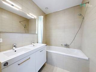 Appartement triplex (réparti sur 3 étages) idéalement situé en plein cœur de Mons dans une résidence de standing.<br />Libre au 1er octobre.<br /><br />L'appartement se compose comme suit :<br />- Au rez-de-chaussée : un hall d'entrée, une chaufferie et une cuisine équipée avec espace salle à manger. <br />- Au 1er étage : un salon, un wc séparé et un espace buanderie avec machines à laver.<br />- Au 2ème étage : une chambre et une salle de bain. <br /><br />Loyer : 850€ / Charges communes : 50€<br />Garantie locative équivalente à 2 mois de loyer : 1700€<br /><br />Infos et visites : Sara Jockin au 0470/28.96.83 ou sara.jockin@weinvest.be
