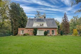 <h3><span>Te koop: karaktervolle villa met renovatiepotentieel</span></h3><p><span>Ben je op zoek naar een woning met charme én ruimte voor jouw eigen creativiteit? Deze karaktervolle woning biedt de perfecte basis om je helemaal uit te leven op het interieur.</span></p><p><span>Al bij het binnenkomen word je verwelkomd in een </span><span>royale, bijzondere inkomhal</span><span> die meteen de toon zet: authentiek, ruim en vol potentieel. Achter de gevel vind je verder </span><span>hoge plafonds, originele vloeren en sierlijke details</span><span> ideale elementen om te combineren met een eigentijdse stijl.</span></p><p><span>Dankzij de </span><span>solide structuur en royale indeling</span><span> kan je deze woning omvormen tot een uniek woonconcept dat verleden en toekomst harmonieus verenigt. Een </span><span>architecturaal boeiend project</span><span> voor wie graag zijn stempel drukt en een huis met karakter wil laten herleven.</span></p><p><span>Op de gelijkvloerse verdieping vind je naast de ruime woonkamer nog een leefkeuken, grote bureau en lichte veranda. Én een dubbele garage met extra veel bergruimte.</span></p><p><span>Troeven:</span></p><ul><li><span>Authentieke elementen met veel charme</span></li><li><span>Royale, karaktervolle inkomhal</span></li><li><span>Ruime indeling en sterke structuur. Ook de grote toegankelijke zolder is op beton voorzien.</span></li><li><span>4 slaapkamers</span></li><li><span>Ideaal om je eigen interieurstijl te realiseren</span></li><li><span>Centrale, goed bereikbare ligging</span></li></ul><p><span> </span></p><p><span> </span></p><p><span>Laat je inspireren door het potentieel en plan snel een bezoek misschien wordt dit wel jouw forever happy place! </span></p>