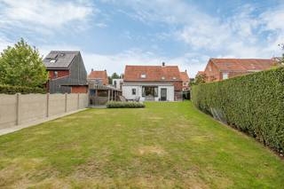 In een rustige straat midden in het dorpscentrum van Westmalle bevindt zich deze charmante vrijstaande dorpswoning met mooie zuidwest georiënteerde tuin. De woning beschikt over 5 slaapkamers en 2 badkamers en kan nog uitgebreid worden. Er is een inpandige garage voorzien, parkeerruimte is er ook voldoende voor de woning. De woning is goed onderhouden en direct bewoonbaar! Maak snel een afspraak voor één van de kijkdagen!<br /><br /><span>Indeling:</span> Gelijkvloers: inkomhal; slaapkamer; woonkamer; eetkamer; keuken; berging; badkamer; garage. Tussenverdiep: traphal; opkamer ingericht als slaapkamer. Verdieping: Polyvalente open ruimte; 2 slaapkamers; apart toilet; badkamer.<br />Tuin: omheinde tuin met terras, gazon en tuinberging.<br /><br />De wettelijke renovatieverplichting is van toepassing; Energielabel E; EPC 479kWh/m²