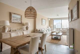 <span><span>In een rustige straat pal in het dorpscentrum van <strong>Oostnieuwkerke</strong>, deelgemeente van Staden, bieden we u dit <strong>recente en gelijkvloerse appartement</strong> aan. <strong>Residentie 'De Nieuwe Markt' </strong>werd opgericht in <strong>2017 </strong>en bevindt zich vlakbij het dorpsplein met de Onze-Lieve-Vrouwkerk en nabij het Sint Brigidapark. Het appartement beschikt onder meer over <strong>1 slaapkamer</strong> en een <strong>tuintje/terras van ca. 25 m²</strong>. Daarnaast wordt er ook een <strong>autostaanplaats</strong> aangeboden, mits meerprijs, gelegen in het verlengde van het terras en toegankelijk via het achterpoortje. De staanplaatsen zijn bereikbaar via de doorgang onder het gebouw door. Deze doorgang is afgesloten met een automatische poort.<br />Het appartement voldoet aan alle hedendaagse kwaliteits- en energienormen en dient enkel nog opgeschilderd te worden. Er wordt verwarmd op <strong>centrale verwarming</strong> op aardgas met radiatoren. Daarnaast is er ook voorzien in een <strong>airco en zonnewering</strong>. Men beschikt over een <strong>gunstig energielabel A</strong> en een <strong>conform attest van elektrische keuring</strong>.<br /><br />Een ideale thuis dus. Alsook uitermate <strong>interessant als opbrengsteigendom </strong>voor verhuur of voor mensen die slecht te been zijn en graag wensen te wonen op het gelijkvloers.<br /><br /><u>De indeling van de ruimtes is als volgt:</u> inkom- en nachthal - ruime slaapkamer - ingerichte badkamer uitgerust met inloopdouche en lavabo - apart toilet - knusse woonkamer met zithoek en eetplaats uitkijkend op het terras - open keuken met composiet werkblad en voorzien van alle comfort - voorraadberging en wasplaats - <strong>west-georiënteerd</strong>e (namiddag- en avondzon) en omheinde tuin/terras van ca. 25 m² met <strong>zonneluifel en tuinhuisje</strong>, toegankelijk via de woonkamer alsook het achterpoortje aanpalend aan de staanplaats.<br /><br /><u>Enkele troeven:</u></span></span>
<ul>
	<li><span><span>Recent gebouw, instapklaar en gunstig energielabel;</span></span></li>
	<li><span><span><strong>Aankoop parkeerplaats mogelijk</strong>;</span></span></li>
	<li><span><span><strong>Gelijkvloers met tuin/terras</strong>;</span></span></li>
	<li><span><span>Mogelijkheid tot overname van bepaalde meubels (te bespreken).</span></span></li>
</ul>
<span><span>Wenst u meer info of bezoek ter plaatse aan dit gelijkvloerse appartement met 1 slaapkamer en groot terras? Bel Diksimmo op het nummer 051 50 11 51 of mail naar diksmuide@diksimmo.be.</span></span>