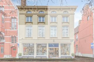 This unique two-bedroom apartment is located just a stone's throw from Queen Astrid Park, in Jozef Suveestraat.When you enter, you immediately...