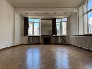 <strong>Deze zeer ruime studentenkamer is gelegen in een prachtig authentiek gebouw in Beaux-Arts stijl in Antwerpen centrum op uitstekende locatie.<br /><br /></strong><span>De zeer lichtrijke kamer heeft een oppervlakte van 38m². De privé badkamer ca 4m² is gelegen op de gang en is voorzien van een eigen douche, toilet en wastafel met spiegelkast.</span><strong><br /></strong><span>Elke verdieping in het gebouw is voorzien van een gemeenschappelijke keuken met een keramisch 4-pitsvuur; een vaatwasser; twee koelkasten; een vriezer en genoeg opbergruimte.</span><strong><br /><br /></strong><span>Het gebouw is voorzien van een lift en een gemeenschappelijke fietsenberging.</span><br /><br /><strong>BIJZONDERHEDEN:</strong><br /><span>* Prachtig authentiek gebouw in beaux arts stijl</span><br /><span>* Uitstekende locatie te Antwerpen centrum nabij Leopoldstraat, de Nationale Bank, Stadspark, winkels, supermarkt, openbaar vervoer, scholen.</span><br /><span>* Zeer gunstig EPC van 140 kWh/m²/jaar</span><br /><span>* Fietsenberging in het gebouw</span>