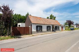 <strong>Te koop – Open bebouwing met uitzonderlijk renovatiepotentieel op toplocatie in Nazareth-Eke</strong><br /><br /><br />Bent u op zoek naar een woning die u volledig naar uw eigen wensen en stijl kunt omvormen? Dan biedt deze open bebouwing aan de <strong>Oudenaardseheerweg 125 in Nazareth-Ek</strong>e een unieke kans.<br />Gelegen op een mooi perceel van 652 m² combineert deze eigendom een uitstekende bereikbaarheid met tal van mogelijkheden. Dankzij de strategische ligging geniet u van een vlotte verbinding naar Gent, Deinze, Oudenaarde en de E17, terwijl winkels, scholen, openbaar vervoer en andere dagelijkse voorzieningen zich op korte afstand bevinden.<br />Deze woning vormt de ideale basis voor wie op zoek is naar een totaalrenovatie of een project met toekomstperspectief. Met de juiste aanpak creëert u hier een eigentijdse gezinswoning die volledig aansluit bij uw woonwensen.<br /><br /><strong>Indeling<br />Gelijkvloers</strong><br />Via de inkomhal betreedt u de woning, die momenteel bestaat uit een leefruimte met aansluitende keuken. Het gelijkvloers dient volledig gerenoveerd te worden, maar biedt hierdoor alle vrijheid om de ruimtes opnieuw in te delen en een hedendaagse, lichtrijke woonomgeving te creëren. Ook een inpandige garage maakt deel uit van de woning en zorgt voor extra comfort en praktische bergruimte.<br />Eerste verdieping<br />De bovenverdieping is grotendeels open en biedt tal van indelingsmogelijkheden. Momenteel beschikt de woning over één slaapkamer, maar dankzij de beschikbare ruimte kan deze verdieping perfect worden ingericht met drie volwaardige slaapkamers, een badkamer en eventueel een aparte dressing of bureau. Zo kan de woning volledig worden aangepast aan de noden van een modern gezin.<br /><br /><strong>Buitenruimte</strong><br />De woning bevindt zich op een perceel van 652 m² en beschikt over een aangename, zonnige tuin waar u in alle rust kunt genieten van het buitenleven. Of u nu droomt van een ruim terras, een speelruimte voor de kinderen of een mooie aangelegde tuin, hier is voldoende plaats om uw plannen werkelijkheid te maken.<br />Naast de inpandige garage beschikt het eigendom bovendien over twee afzonderlijke garageboxen, ideaal voor het parkeren van extra wagens, als opslagruimte of voor hobbyactiviteiten.<br /><br /><strong>Extra troeven</strong><br />- Open bebouwing op een perceel van 652 m²<br />- Uitstekende ligging in het gegeerde Nazareth-Eke<br />- Vlotte verbinding naar Gent, Deinze, Oudenaarde en de E17<br />- Volledig naar eigen smaak te renoveren<br />- Mogelijkheid tot het creëren van drie slaapkamers<br />- Inpandige garage én twee extra garageboxen<br />- Zonnige tuin met tal van mogelijkheden<br /><br />Ideaal voor handige doe-het-zelvers, investeerders of wie een woning volledig naar eigen wens wil realiseren<br />Ook geschikt voor afbraak en heropbouw, mits naleving van de geldende stedenbouwkundige voorschriften en het verkrijgen van de nodige vergunningen<br />Deze eigendom biedt een uitstekende combinatie van ruimte, ligging en potentieel. Een unieke kans voor wie op zoek is naar een renovatieproject met een sterke meerwaarde op een centrale locatie.<br /><br />Interesse?<br />Neem vandaag nog contact met ons op voor meer informatie of om een bezoek in te plannen.<br /><br />Stefaan Speybroeck _<br />📞 <strong>0473 300 700</strong><br />📧 Stefaan@speybroeck.be<br />🌐 www.speybroeck.be