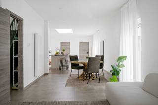 Op een uitstekende locatie te Reet bevindt zich deze recent gerenoveerde woning met 2 slaapkamers en polyvalent bijgebouw van 32 m². U geniet hier van een centrale ligging in een aangename omgeving, toch in de nabijheid van het centrum met winkels, scholen en het openbaar vervoer. <br /><br />We betreden de woning via de inkomhal met vestiaire mogelijkheden. De ruime leefruimte geniet van veel lichtinval door de vele raampartijen. U kunt deze inrichten met een gezellige zithoek en een aparte eetplaats. De geheel vernieuwde open keuken is mooi geïntegreerd in het geheel en voorzien van kwalitatieve toestellen. Op het gelijkvloers beschikt u verder nog over een apart gastentoilet en een praktische berging. De nachthal op de eerste verdieping geeft ons toegang tot de ruime master bedroom en een badkamer de welke is voorzien van een inloopdouche, een lavabo en een toilet. Op de tweede verdieping bevindt een erg ruime slaapkamer die, indien gewenst, opgedeeld zou worden in 2 aparte slaapkamers. Achteraan de woning beschikt u over een aparte garage en ook op de oprit naast de woning zijn er voldoende parkeermogelijkheden voorzien. Tot slot beschikt de woning ook over een conforme elektrische keuring en een gunstig EPC (234)!<br /><br />Naast de woning bevindt er zich een aparte polyvalente ruimte van 32 m² die naar eigen wens verder ingericht kan worden en heel wat mogelijkheden biedt voor zelfstandigen.<br /><br />Dit is een uitstekende opportuniteit als u op zoek bent naar een ruime, recent gerenoveerde woning met 2, mogelijks 3 slaapkamers en polyvalente ruimte in een aangename omgeving te Reet. Contacteer ons voor meer informatie op 0479/47.09.61 of neem een kijkje op www.boonstravastgoed.be . <br /><br />Bijzonderheden:<br />- Uitstekende ligging<br />- Polyvalente ruimte<br />- Recent gerenoveerd