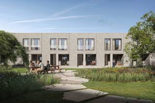 Altro Projects presenteert u Cortile, een exclusief nieuwbouwproject in het hart van Kortrijk. Cortile is ideaal gelegen in Kortrijk, een stad met een rijke geschiedenis en cultureel erfgoed. Winkels, scholen, restaurants en openbaar vervoer zijn allemaal op loopafstand. Het project combineert het gemak van modern stadsleven met de rust van een groene omgeving, en biedt vlotte verbindingen naar belangrijke uitvalswegen en het historische stadscentrum. De architectuur van Cortile weerspiegelt een harmonie tussen modern design en natuur. De woningen zijn gebouwd rondom een ruime, groene binnentuin, die een oase van rust creëert te midden van de stad. Het ontwerp is duurzaam en integreert de groene omgeving, wat zorgt voor een aangename balans tussen stad en natuur. Dit type woning omvat op het gelijkvloers een inkomhal met apart toilet en berging, lichtrijke leefruimte met volledig geïnstalleerde halfopen keuken en toegang tot terras en tuin (met tuinberging). Op de eerste verdieping vinden we drie slaapkamers, berging en badkamer met toilet. De woning wordt volledig afgewerkt volgens eigen smaak. Wat energie betreft, zijn de woningen uitgerust met energiezuinige warmtepompen voor verwarming en sanitair warm water. Daarnaast zorgen zonnepanelen voor hernieuwbare energie, waardoor Cortile bijdraagt aan een milieuvriendelijke en duurzame woonomgeving. Meer info? Contacteer ons en ontvang als eerst alle info!