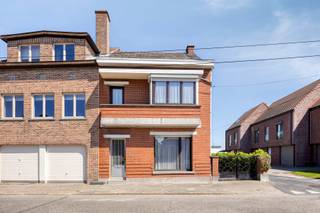 Ruime halfopen woning met tuin in Wichelen<br /><br />Ben je op zoek naar een ruime woning in Wichelen met veel potentieel? Zoek niet verder!<br /><br />Met 3 slaapkamers, een gedeeltelijk geïnstalleerde keuken en een zuidwestgerichte tuin biedt deze woning alle comfort die je zoekt.<br /><br />Indeling van de woning:<br /><br />Gelijkvloers:<br /><br />* Inkomhal<br />* Leefruimte<br />* Keuken<br />* Badkamer met douche<br />* Berging/wasplaats<br /><br />Eerste verdieping:<br /><br />* 3 slaapkamers<br />* Nachthal<br /><br />Tweede verdieping:<br /><br />* Zolderruimte (inrichtbaar)<br /><br />Kelder:<br /><br />* Kelderruimte<br /><br />Troeven:<br /><br />* Bewoonbare oppervlakte van ca. 200 m²<br />* Zuidwestgerichte tuin<br />* Halfopen bebouwing<br />* Centrale ligging<br />* Parkeermogelijkheid buiten<br /><br />Meer weten of een bezoek inplannen?