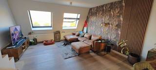 Duplex dakappartement op toplocatie in Antwerpen (Cadixwijk)<br /><br />Dit lichtrijke appartement bevindt zich als bovenste dakappartement in een kleinschalig herenhuis met vier units, gelegen in de rustige en gegeerde Cadixwijk vlakbij ’t Eilandje. De buurt combineert groen, water en een charmante haven met woonboten. Vanuit het appartement geniet je van zicht op het water en de haven.<br />De ruime woonkamer voelt heel open en lichtrijk aan. Aansluitend vind je een moderne keuken met oven en vaatwasser en zitplaats om te ontbijten. Het appartement telt twee volwaardige slaapkamers: een ruime slaapkamer met zicht op groen en water en een kinderkamer of bureauruimte met ingemaakte kast en toegang tot een zonnig terras van ca. 15 m² (zon van ±10u tot zonsondergang). Aan de leefruimte is bovendien nog een extra terrasje.<br /><br />De badkamer is uitgerust met een bad-douche, dubbele lavabo en handdoekradiator. Verwarming gebeurt via een gasgestookte hoogrendementsketel.<br />Het gebouw werd volledig gerenoveerd in 2014 en bestaat uit slechts vier appartementen.<br /><br />Dankzij het kleinschalige karakter en syndicus in eigen beheer zijn de maandelijkse kosten laag.<br />Extra troeven: ruime gedeelde kelder, aparte meters voor water en elektriciteit, voldoende parkeergelegenheid en uitstekende bereikbaarheid (tram, bus, trein, stadsfietsen en vlotte verbinding naar ring en centrum). Op wandelafstand van Park Spoor Noord en gezellige hotspots zoals Seefbrouwerij, Bar Paniek en het MAS.<br />Geen lift aanwezig.<br />