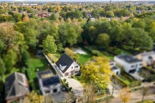  Gerenoveerde villa met bijgebouw op ca.1.425 m² grond met groot bijgebouw.Deze charmante woning werd ruim 10 jaar geleden grondig gerenoveerd en...