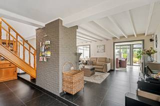 Op zoek naar een instapklare woning met karakter, ruimte en hedendaags comfort? Deze charmante open bebouwing werd volledig gerenoveerd vanaf 2013 en combineert een warme uitstraling met kwalitatieve afwerking en een uitzonderlijke ligging op een perceel van 10 are.<br /><br />De recent gerenoveerde aanbouw (± 1 jaar geleden) zorgt voor extra wooncomfort. De kwalitatieve keuken is uitgerust met een granieten werkblad, een Boretti-gasfornuis en een Amerikaanse koelkast. Doorheen de woning vindt u tal van ingemaakte kasten, waardoor bergruimte nooit een probleem is. Ook de raamdecoratie is inbegrepen.<br /><br />Qua comfort is deze woning volledig uitgerust met centrale verwarming op aardgas, airconditioning, een gezellige haard, een Verisure-alarmsysteem, zonnepanelen en rolluiken op de dakvensters. Dankzij deze voorzieningen geniet u van een energiezuinige en veilige woonomgeving (EPC C).<br /><br />Buiten geniet u van een stijlvol terras in blauwe steen en een prachtig, open zicht op het omliggende groen. Naast de garage beschikt deze woning over een carport die een extra overdekte parkeergelegenheid biedt. Achteraan is er een plaats voorzien voor het stallen van een aanhangwagen, deze is toegankelijk via een private weg. <br /><br />Een unieke kans voor wie op zoek is naar een verzorgde woning met charme, privacy, hoogwaardige afwerking en een uitzonderlijke buitenbeleving.<br /><br />Meer info: arno@woonvast.be of 0478 44 20 90