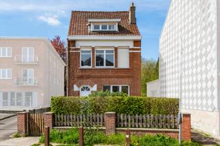 <p>Located in the charming village of <strong>Limal</strong>, this <strong>detached house to renovate</strong> enjoys a strategic location, close to <strong>Wavre</strong>, train stations, major roads, and highways, offering a practical and easily accessible living environment.</p>
<p>With approximately <strong>143 m² of living space</strong>, this property offers generous volumes and excellent renovation potential. It currently comprises <strong>4 bedrooms</strong>, <strong>1 bathroom</strong>, and bright living areas that can be redesigned to suit your needs and preferences.</p>
<p>Outside, you will benefit from a <strong>large garden</strong> and a <strong>beautiful terrace</strong>, ideal for creating a pleasant outdoor relaxation area for the whole family. At the front of the property, the creation of <strong>private parking spaces</strong> is possible (subject to planning permission).</p>
<p>This house will appeal to renovation enthusiasts looking for a property with significant potential for added value.</p>
<p>Thanks to its <strong>detached layout</strong>, <strong>strategic location</strong>, and <strong>great potential</strong>, this house represents an excellent opportunity for a renovation project in a sought-after municipality.</p>