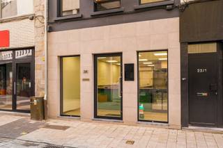 <p><span>In dit gezellig en druk bezocht straatje dat de Bruul en de Ijzerenleen verbindt, op wandelafstand van de Grote Markt, vind je dit veelzijdige handelspand. Het handelspand leent zich voor verschillende doeleinden. Momenteel is het ingericht met een professionele keuken maar een winkel, kantoor of andere inrichting is absoluut ook mogelijk! </span></p><p><span>De bovenverdieping en afgewerkte zolder bieden extra ruimte die naar wens kan worden ingericht als compact appartement, kantoren, personeelsruimte of stockage. </span></p><p><span>Dit pand combineert praktisch gebruiksgemak met een warme uitstraling en een gunstige ligging in een levendige buurt met veel passage.</span></p><p><span>De zaak is momenteel ingericht met een professionele keuken in top staat! Deze kan eventueel mee overgekocht worden. </span></p>