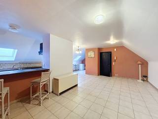 Dit aangename appartement bevindt zich op de derde verdieping van een rustig gebouw, zonder lift, aan de rand van het centrum van Ninove. De...