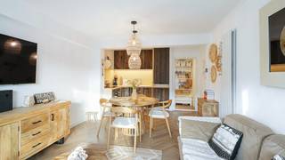 Dit appartement is goed gelegen aan de achterzijde van de Zeedijk in de onmiddellijke omgeving van winkels, zee, en openbaar vervoer.Recent vernieuwd...