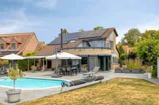 <p><span>Aan het einde van een rustige woonstraat, waar het asfalt overgaat in open velden, ligt deze verzorgde villa met dubbele garage. De ligging op de rand van de verkaveling zorgt voor een uitzonderlijke rust: achteraan kijkt u zo over de akkers uit.</span></p><p><span>Binnen ontvangt een lichtrijke, ronde leefruimte u met zicht op de tuin, verwarmd door een sfeervolle speksteen &amp; gashaard. De open keuken met kookeiland sluit vlot aan. Vier slaapkamers met veel lichtinval bieden ruimte voor het hele gezin, aangevuld met twee volledig uitgeruste badkamers: ligbad, inloopdouche en dubbele wastafels.</span></p><p><span>Buiten wacht de echte troef: een verwarmd zwembad op warmtepomp en zonnecollector, omringd door een ruim terras, overdekte zithoek en tuinberging. De achtertuin grenst direct aan de velden, voor een zeldzaam gevoel van privacy.</span></p><p><span>Energetisch sterk: zonnepanelen en thuisbatterij zorgen voor besparing op de energiefactuur, met een gunstig EPC-label B. Elektriciteit conform gekeurd.</span></p><p><span>Troeven:</span></p><ul><li><span>4 slaapkamers, 2 volledig uitgeruste badkamers</span></li><li><span>Lichtrijke ronde leefruimte met speksteen &amp; gashaard</span></li><li><span>Open keuken met kookeiland</span></li><li><span>Verwarmd zwembad (warmtepomp + zonnecollector)</span></li><li><span>Ruim terras, overdekte zithoek en tuinberging</span></li><li><span>Zonnepanelen + thuisbatterij EPC B</span></li><li><span>Elektriciteit conform</span></li><li><span>Dubbele garage</span></li><li><span>Rustige ligging, grenzend aan de velden</span></li></ul><p><span> </span></p><p><span>Interesse of een bezoek inplannen? Neem contact op voor meer info.</span></p>