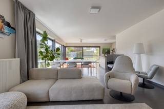 Recente woning, gelegen in een rustige straat met enkel plaatselijk verkeer, op wandelafstand van het dorpsplein. De leefruimte en open keuken genieten door de grote ramen van veel lichtinval en zicht op de tuin. Deze woning is instapklaar en onmiddellijk beschikbaar.Deze woning omvat;op de gelijkvloerse verdieping;- inkom met ingebouwde vestiairekasten en trap naar verdieping- gastentoilet- inpandige garage, met automatisch bediende poort- ruime leefruimte met grote ramen in zij- en achtergevel- open, volledig ingerichte keuken- koele berging, aansluitend aan de keukenop de 1ste verdieping;- nachtgang- 2 slaapkamers- ingerichte badkamer met ligbad, douche en dubbel lavabomeubel- apart toiletop de dakverdieping;- nachtgang- 2 slaapkamersDeze woning is instapklaar en onmiddellijk beschikbaar, na betaling.Bestuursmaatregelen in het maatregelenregister: nee