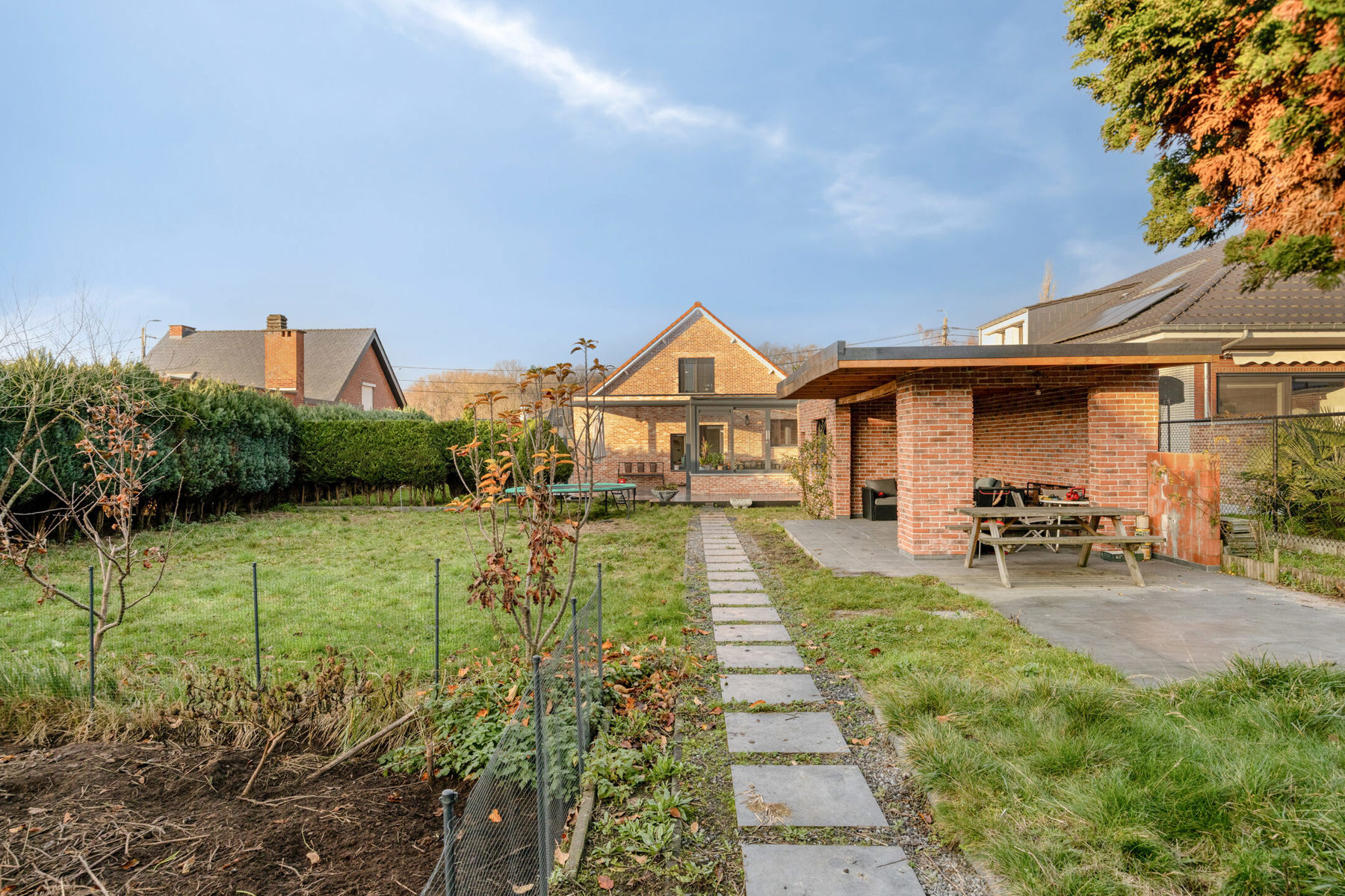 Renovated four-sided home with 4 rooms, garden and garages - photo 2