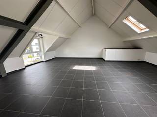 <p><span>Energiezuinig loftappartement van 117m² op de 2de verdieping met 1 slaapkamer, zolderberging/kamer, groot zonnig terras en achterliggende autostaanplaats. </span></p><p><span> </span></p><p><span>Indeling:</span></p><p><span> </span></p><p><span>Leefruimte (68m²) op tegels voorzien van kasten, volledig geïnstalleerde open keuken met AEG toestellen, badkamer met lavabo en douche, berging/wasplaats, slaapkamer met ingemaakte kasten, zolderberging met veluxraam of kleine kamer, groot zonnig terras op bankirai van 60m². </span></p><p><span> </span></p><p><span>Troeven:</span></p><p><span> </span></p><p><span>+ ruim loftappartement van 117m²</span></p><p><span>+ energielabel B (138 kWh/(m² jaar)</span></p><p><span>+ vloerverwarming</span></p><p><span>+ groot zonnig terras</span></p><p><span>+ veel lichtinval</span></p><p><span>+ lage algemene kost</span></p><p><span>+ ook ideaal als investering</span></p><p><span> </span></p><p><span>Kom niet 'TE LAET' en maak een afspraak via <span>info@immodelaet.be</span></span><span> of 03/644.00.88! </span></p><p><span> </span></p><p><span> </span></p><p><span> </span></p>