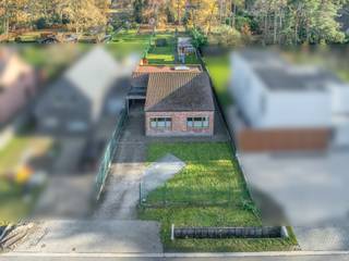 TE KOOP MET PRE-VIEW – enkel op afspraak<br /><br />Dit eigendom met tal van mogelijkheden is gelegen in een rustige woonwijk op een prachtig perceel nabij het centrum van Halle-Zoersel.<br /><br />Bij het binnenkomen wordt u verwelkomd in een ruime inkomhal met directe toegang tot het gastentoilet en de verschillende woonruimtes. Aan de linkerzijde bevindt zich de gezellige woonkamer. Deze sluit aan op de lichtrijke leef- en eetruimte, die uitkijkt op het grote oostgerichte terras met een prachtig zicht op de tuin. Aansluitend vindt u de volledig geïnstalleerde keuken, die in 2020 werd vernieuwd. Vanuit de leefruimte heeft u ook toegang tot de garage, waar zich een praktische bergzolder bevindt.<br /><br />De hal leidt naar twee slaapkamers en de badkamer. Vanuit de master bedroom heeft u toegang toch nog een extra polyvalente kamer die u naar eigen wens kan invullen (bureau, hobbyruimte, dressing, extra slaapkamer…). De badkamer is uitgerust met een dubbele wastafel, toilet en douche in bad combinatie.<br /><br />De woning beschikt over ruime parkeergelegenheid en het perceel is volledig omheind. In de tuin vindt u bovendien een praktische tuinberging.<br /><br />BIJZONDERHEDEN<br /><br />• Rustige, residentiële ligging<br />• Alles gelijkvloers<br />• Goed onderhouden<br />• Veel potentieel<br />• Oostgerichte tuin<br /><br />Voor meer informatie of een bezoek ter plaatse kan u contact opnemen met Kato via 03 227 58 58 of kato@reds.be.