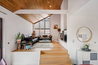 Op de grens van Lebbeke met Opwijk vindt u deze karaktervolle open bebouwing met een unieke architectuur en uitzonderlijk zicht op het omliggende groen.<br /><br />De woning, gebouwd in 1991, is instapklaar en biedt een verrassend ruim en lichtrijk interieur dankzij de open vides. Met 3 à 4 volwaardige slaapkamers, waaronder een bureau, is dit de ideale gezinswoning of combinatie wonen/werken.<br /><br />Comfort en energiezuinigheid (EPC B) staan centraal: verwarming op aardgas, zonnepanelen met groenestroomcertificaten én thuisbatterij zorgen voor een aangenaam en efficiënt woonklimaat.<br /><br />De woning beschikt bovendien over een (kruip)kelder en voldoende parkeergelegenheid op eigen terrein. De perceelbreedte van ca. 18 meter zorgt voor een open en ruim gevoel.<br /><br />Buiten geniet u van een volledig aangelegde tuin met sfeervolle verlichting en een vijver, perfect om tot rust te komen en te genieten van het PRACHTIGE ZICHT.<br /><br />Een unieke opportuniteit voor wie op zoek is naar ruimte, licht en karakter op een rustige, doch vlot bereikbare ligging.<br /><br />Meer info: arno@woonvast.be of 0478 44 20 90