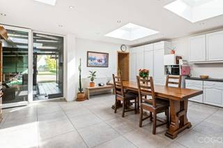 <p><strong>Charmante halfopen bebouwing op perceel van 670 m² nabij centrum Sint-Lenaarts</strong></p>
<p>Op zoek naar een verzorgde woning met een ruime leefruimte en veel buitenruimte en een uitstekende ligging? Deze goed onderhouden halfopen bebouwing bevindt zich langs een verbindingsweg nabij het centrum van Sint-Lenaarts, op een mooi perceel van 670 m².</p>
<p>Alle dagelijkse voorzieningen zoals winkels, scholen en openbaar vervoer bevinden zich op ongeveer 1 km afstand. Bovendien geniet u van een vlotte verbinding naar de E19 Antwerpen–Breda en het station Noorderkempen, beide op slechts enkele minuten rijden.</p>
<p><strong>Samenstelling</strong></p>
<p><strong>Gelijkvloers</strong></p>
<p>Via de inkomhal betreedt u de woning. De gezellige leefruimte van ca. 34 m² vormt samen met de ruime leefkeuken van ca. 35 m² het hart van de woning. De keuken is uitgerust met een keramische kookplaat, dampkap en oven en geniet dankzij vier vernieuwde lichtkoepels van een aangename natuurlijke lichtinval. Aansluitend bevindt zich een sas met apart gastentoilet en een moderne badkamer voorzien van een wastafelmeubel en een inloopdouche.</p>
<p><strong>Verdieping</strong></p>
<p>De nachthal geeft toegang tot een praktische zolderberging via een vlizotrap, een kinderkamer en de ruime hoofdslaapkamer met dressing. Vanuit deze slaapkamer bereikt u de 3e slaapkamer, die eveneens perfect kan dienen als bureau of hobbyruimte en voorzien is van handige inbouwkasten.</p>
<p><strong>Buitenruimte en bijgebouwen</strong></p>
<p>De woning beschikt over diverse praktische bijgebouwen en aangename buitenruimtes.</p>
<p>Links van de woning bevindt zich een garage met geautomatiseerde sectionaalpoort, met aansluitend een bergplaats.</p>
<p>Via het schuifraam in de keuken bereikt u het ruime overdekte terras van ca. 50 m², ideaal om het hele jaar door van het buitenleven te genieten. Achter dit terras bevindt zich nog een ruime tuinberging van ca. 30 m².</p>
<p>Daarnaast beschikt de woning over een open terras van ca. 60 m² en een onderhoudsvriendelijke tuin met speelgazon, waar kinderen naar hartenlust kunnen ravotten.</p>
<p>Aan de voorzijde zorgt de oprit voor voldoende parkeergelegenheid.</p>
<p><strong>Troeven</strong></p>
<p>✔ Perceel van 670 m²<br />✔ Goed onderhouden woning<br />✔ Ruime leefkeuken met veel lichtinval<br />✔ 3 slaapkamers / mogelijkheid bureau<br />✔ Garage en diverse bergingen<br />✔ Overdekt terras van ca. 50 m²<br />✔ Open terras van ca. 60 m²<br />✔ Vlotte verbinding naar E19 en station Noorderkempen<br />✔ Nabij winkels, scholen en openbaar vervoer</p>
<p>Een ideale gezinswoning voor wie comfortabel wil wonen met alle voorzieningen binnen handbereik.</p>
<p>Contacteer ons gerust voor meer informatie of een bezoek ter plaatse.</p>