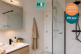 BEZOEK DE NIEUWE MODELWONING EN INGERICHTE APPARTEMENTEN – 6% btw mogelijk<br /><br />We nodigen je uit om wonen op zijn best te ervaren. Ontdek de nieuwe ruime modelwoningen (4 slpk) en verschillende ingerichte appartementen, midden in het autovrije binnengebied. Ook de tuin, een rustige oase in de stad, wordt momenteel volop aangelegd. Ruimte, rust, licht en comfort staan deze keer centraal, precies zoals wonen in Hof Berlamuze bedoeld is.<br /><br />Dit project geniet van het verlaagde btw-tarief van 6% btw voor sloop en heropbouw, onder voorwaarden. NIEUW: niet alleen wie een Hof Berlamuze appartement of woning koopt voor eigen bewoning, maar ook investeerders (particulier of vennootschap) kunnen nu van dit gunsttarief genieten. (www.hofberlamuze.be/6btw)<br /><br />De werken zitten in een vergevorderde fase en de modelappartementen zijn klaar voor uw bezoek. Kom zelf de hoogwaardige afwerking en het wooncomfort ontdekken in deze inspirerende, nieuwe woonomgeving.<br /><br />Hof Berlamuze telt zeven stijlvolle laagbouw woongebouwen, harmonieus ingepast rond een centraal binnenhof met veel groen en rust. Het aanbod is divers: van comfortabele appartementen met 1 slaapkamer tot ruime gezinswoningen met 4 slaapkamers.<br />Hier woon je vlak bij de muziekschool en middenin het kloppende hart van Lier – waar cultuur, natuur en water samenkomen.<br /><br />Hof Berlamuze: hier zit muziek in jouw toekomst!<br /><br />Info:<br />www.hofberlamuze.be<br />Een persoonlijke afspraak?<br />www.hofberlamuze.be/maak-afspraak/ - wonen@fidesinvest.be - t 03 232 54 00<br /><br />Dit lichtrijke appartement beschikt over één slaapkamer en een aangename woonkamer met grote raampartijen die uitgeven op het terras, waardoor u de hele dag kan genieten van een overvloed aan natuurlijk licht. De open keuken met eethoek vormt een gezellige leefruimte, ideaal voor dagelijks comfort en ontspanning.<br />De badkamer is ensuite verbonden met de slaapkamer en uitgerust met een moderne inloopdouche en een stijlvol lavabomeubel. Verder beschikt het appartement over een praktische berging en een apart toilet.<br />Het zonnig terras biedt de perfecte plek om te genieten.<br /><br />Info? www.hofberlamuze.be. Een afspraak? www.hofberlamuze.be/maak-afspraak/ - wonen@fidesinvest.be - t 03 232 54 00.