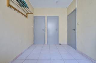 <strong>Op zoek naar een woning op een toplocatie in Bornem, die je helemaal naar je eigen smaak kan inrichten?</strong> Dan is deze woning in de Nieuwstraat misschien wel iets voor jou!<br /><br />Dankzij de centrale ligging woon je hier op <strong>wandelafstand van het centrum van Bornem</strong> en vlak bij het treinstation. Ideaal voor wie graag alles binnen handbereik heeft!<br /><br />De woning beschikt over <strong>3 slaapkamers</strong>, een badkamer, een gezellige woonkamer met eetruimte en een keuken. Ook de <strong>garage is een mooie troef</strong>, zeker op deze centrale locatie.<br /><br /><strong>De woning kan nog wat liefde en aandacht gebruiken, maar net daarin schuilt het potentieel. </strong>Met wat visie en creativiteit maak je hier ongetwijfeld een fijne thuis van. Om je alvast op weg te helpen, delen we in onze advertentie enkele inspirerende impressies die tonen wat er allemaal mogelijk is.<br /><br /><strong>Zie jij hier jouw toekomstige thuis?</strong> Kom de woning zelf ontdekken en laat je verrassen door de mogelijkheden!<br /><br />Hopelijk tot binnenkort tijdens een bezoekje! 🏡