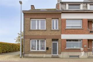 Deze ruime stadswoning werd recent volledig opgefrist.We betreden de woning via de inkomhal en komen zo binnen in de lichtrijke leefruimte met...