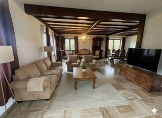 Deze erg ruime nineties villa ligt op een riant perceel van meer dan 18 are en ligt daardoor ver van alle buren af, en dat op een erg mooie...