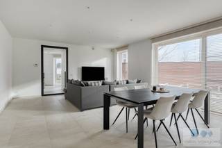 Op een uiterst rustige locatie te Deurne-Zuid, bevindt zich deze prachtige villawoning met modern karakter.<br /><br />Deze recente, vrijstaande woning werd gebouwd in 2020 en is gelegen in een kindvriendelijke buurt met plaatselijke kleinhandel, scholen en openbaar vervoer binnen handbereik. Tevens vlotte verbinding naar centrum Antwerpen alsook Ring van Antwerpen (R1).<br /><br />We komen de woning binnen langs de ruime inkomhal met apart gastentoilet en geriefelijke berging met voorziening wasmachine en droogkast. Verder geeft de inkomhal toegang tot de eerste verdieping alsook tot de leefruimte.<br /><br />De leefruimte, opgedeeld in zithoek en eetplaats geniet maximale lichtinval door de vele raampartijen. Vervolgens treffen we de volledig uitgeruste op keuken met hedendaagse toestellen en aansluitende berging met achtertoegang.<br /><br />Terug in de inkomhal, geeft de vaste trap toegang tot de bovenverdieping. Deze maakt plaats voor een open bureauruimte, 2 ruime slaapkamers en geïnstalleerde badkamer. Initieel werd de woning voorzien met 4 slaapkamers, dewelke vlot te creëren zijn.<br /><br />Via het schuifraam betreden we het zuid georiënteerd terras alsook de volledig omheinde tuin. Voorzieningen voor buitenzwembad aanwezig. De overdekte carport, met voorziening laadpaal, biedt plaats voor 2 wagens.<br /><br />Troeven: EPC label A, vloerverwarming/koeling, warmtepomp, alarminstallatie<br /><br />Kom deze prachtige villawoning ontdekken tijdens een plaatsbezoek!