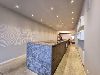 Offre unique : un immense appartement avec un fort caractère de loft de 271m² sur la digue de Heist. La propriété bénéficie d'une finition de très haute qualité et offre de nombreuses possibilités d'aménagement. Idéal pour les grandes familles qui aiment séjourner à la côte.<br /><br />Disposition :<br />- Hall d'entrée aménagé en premier salon,<br />- Très belle cuisine ouverte entièrement équipée, véritable cœur de la propriété,<br />- Coin salon,<br />- 3 chambres à coucher,<br />- Salle de bain avec douche à l'italienne et lavabo,<br />- Toilettes séparées,<br />- Pratique espace de rangement/technique<br />- Terrasse,<br /><br />Sous-sol pouvant être utilisé comme espace multifonctionnel (chambres supplémentaires, espace de loisirs, ...)