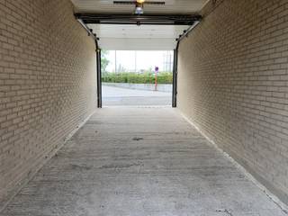 2 overdekte autostaanplaatsen, vlakbij station van Herentals, afgesloten van de straat met automatische poort.Doorrit: hoogte 1m90, breedte...