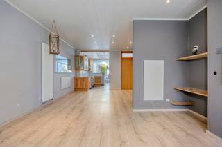 <p>immo DAVID stelt voor: een onmiddellijk instapklare 2-gevelwoning</p>
<p>Op het gelijkvloers bevinden zich een woonkamer, eetkamer, open en volledig uitgeruste keuken, veranda, wasruimte en badkamer met douche in bad, toilet en lavabo. Dankzij de veranda geniet de woning van veel lichtinval en een ruimtelijk gevoel.</p>
<p>Op de eerste verdieping bevindt zich een ruime ruimte, momenteel ingedeeld als twee slaapkamers dankzij een scheidingswand. De tweede verdieping beschikt over een slaapkamer van 36m². Daarnaast is er een aparte, volledig geïsoleerde opbergzolder.</p>
<p>Buiten geniet de woning van een zuidwestgerichte tuin met tuinhuis. Voor de woning is er een staanplaats voor één wagen.</p>
<p>Met een EPC-label B, 16 zonnepanelen en een vacuümbuiscollector beschikt de woning over mooie energiezuinige troeven. Het station van Mollem bevindt zich op ca. 550 m en biedt treinverbindingen van Dendermonde naar Denderleeuw en omgekeerd, evenals van Dendermonde naar Brussel-Zuid en omgekeerd. Daarnaast bevindt de fietssnelweg, die Dendermonde met Brussel verbindt, zich vlakbij.</p>
<p>Een charmante woning met ruimte en een aangename buitenruimte in een rustige omgeving van Mollem.</p>