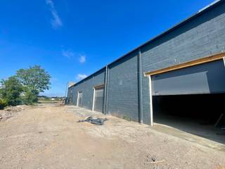 Located on Route du Vieux Campinaire in Fleurus, just steps from the motorway, this SME unit offers a strategic location for any business looking to serve the whole of Wallonia.<br />✅ Key features:<br /><br />Quick access to the motorway — ideal connection to the entire Walloon network<br />On-site parking<br />Functional space, suited for office, craft, or storage use<br />Floor area: 150sqm<br />Available from 15/07/2026<br /><br />💶 Rent: 1.000€/month (charges not included)<br />📍 Address: Route du Vieux Campinaire, Fleurus<br />A prime location for a professional operating on a regional scale: motorway proximity, parking, and easy access for your team and clients.