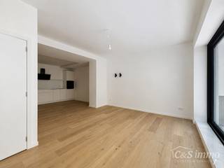 <p>Envie de vivre dans l'une des plus belles rues d'Anvers ? Bienvenue à la résidence Emilia, au 6 de la Dodoensstraat.</p>
<p>Un appartement au rez-de-chaussée récemment rénové, doté d'un grand jardin ensoleillé.</p>
<p>En franchissant la porte d'entrée, vous accédez à la cuisine spacieuse, équipée de tous les appareils électroménagers SIEMENS nécessaires et pouvant accueillir une table à manger.</p>
<p>Vient ensuite le salon lumineux offrant une vue sur le jardin grâce à une grande baie vitrée coulissante.</p>
<p>L'appartement dispose de deux chambres offrant une intimité totale (11 m² et 12 m²), dont la chambre principale donne directement sur l'autre partie du jardin. Outre une salle de bains spacieuse avec douche, lavabo, WC et branchement pour lave-linge, l'appartement propose également des toilettes pour invités et un espace de rangement.</p>
<p>Mais le véritable atout de cet appartement est son jardin de pas moins de 65 m² en plein cœur d’Anvers, doté de deux terrasses.</p>
<p>Réservez vite votre visite !</p>
<p>L’ensemble de l’appartement est revêtu d’un parquet de qualité.</p>
<p>Local à vélos prévu.</p>
