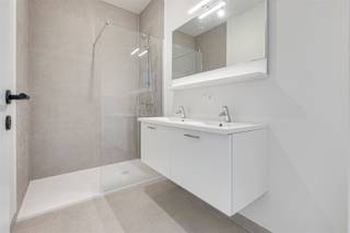 Toffe twee slaapkamerwoning, volledig gerenoveerd en met enorm veel lichtinval.De woning beschikt over een gezellige leefruimte, een...